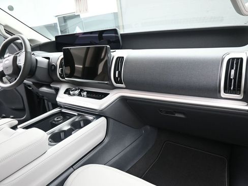 New 2026 Ford Expedition Active image 2