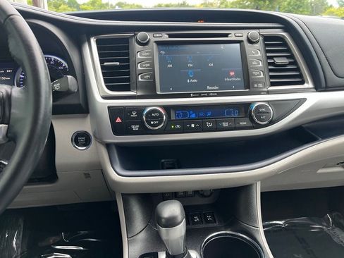 Used 2018 Toyota Highlander XLE AWD/4WD image 29