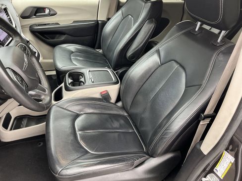 Used 2022 Chrysler Pacifica Touring-L image 14