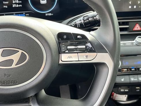 Used 2025 Hyundai Elantra SEL FWD image 28