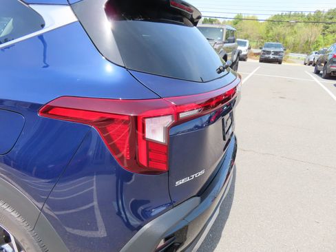 Used 2024 Kia Seltos EX AWD/4WD image 11