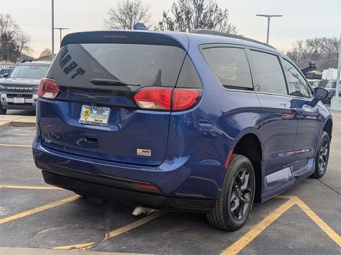 Used 2020 Chrysler Pacifica Touring-L w/ Advanced Safetytec Group image 3