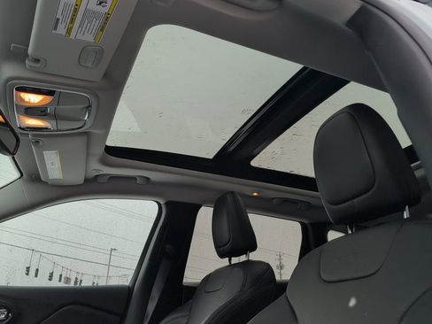 Used 2021 Jeep Cherokee Limited image 24