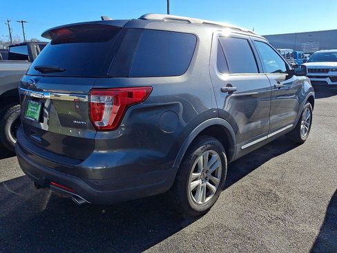 Used 2018 Ford Explorer XLT image 6