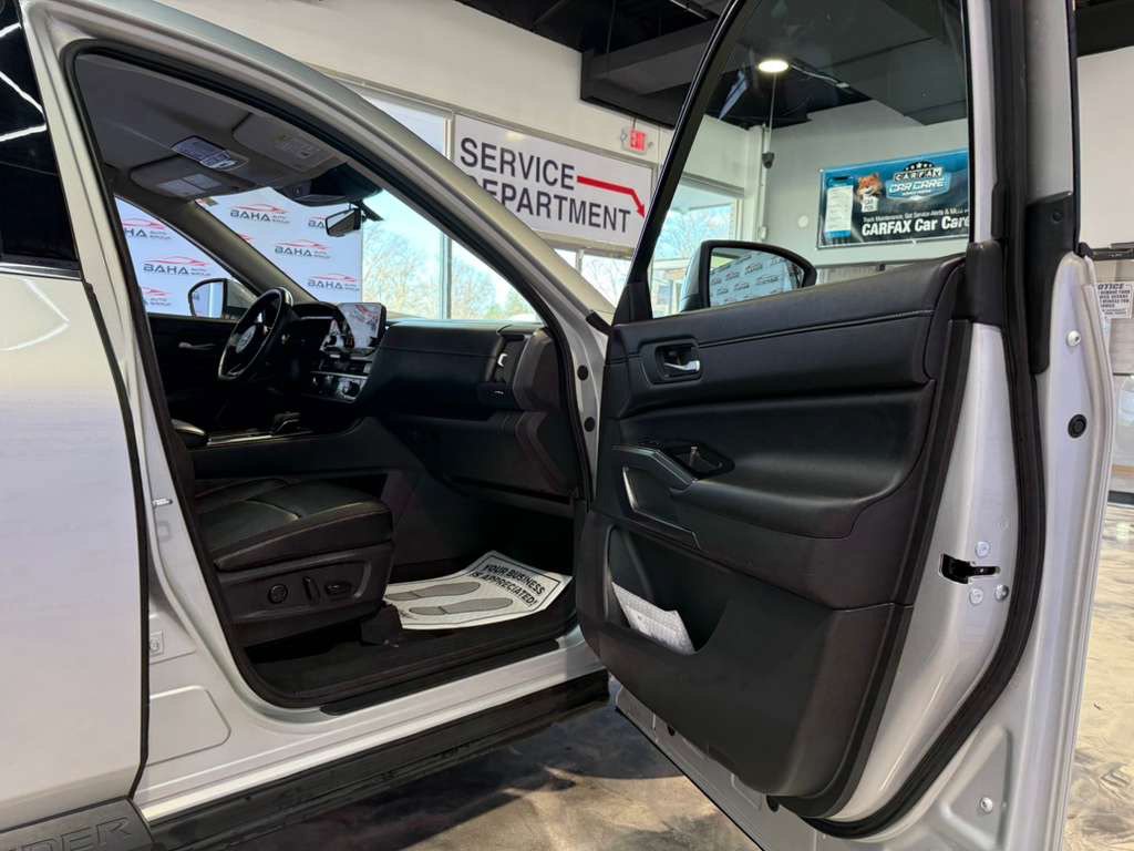 Used 2025 Nissan Pathfinder SL FWD image 42
