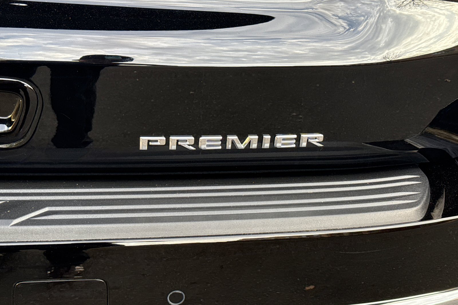 Used 2025 Chevrolet Tahoe Premier AWD/4WD image 38