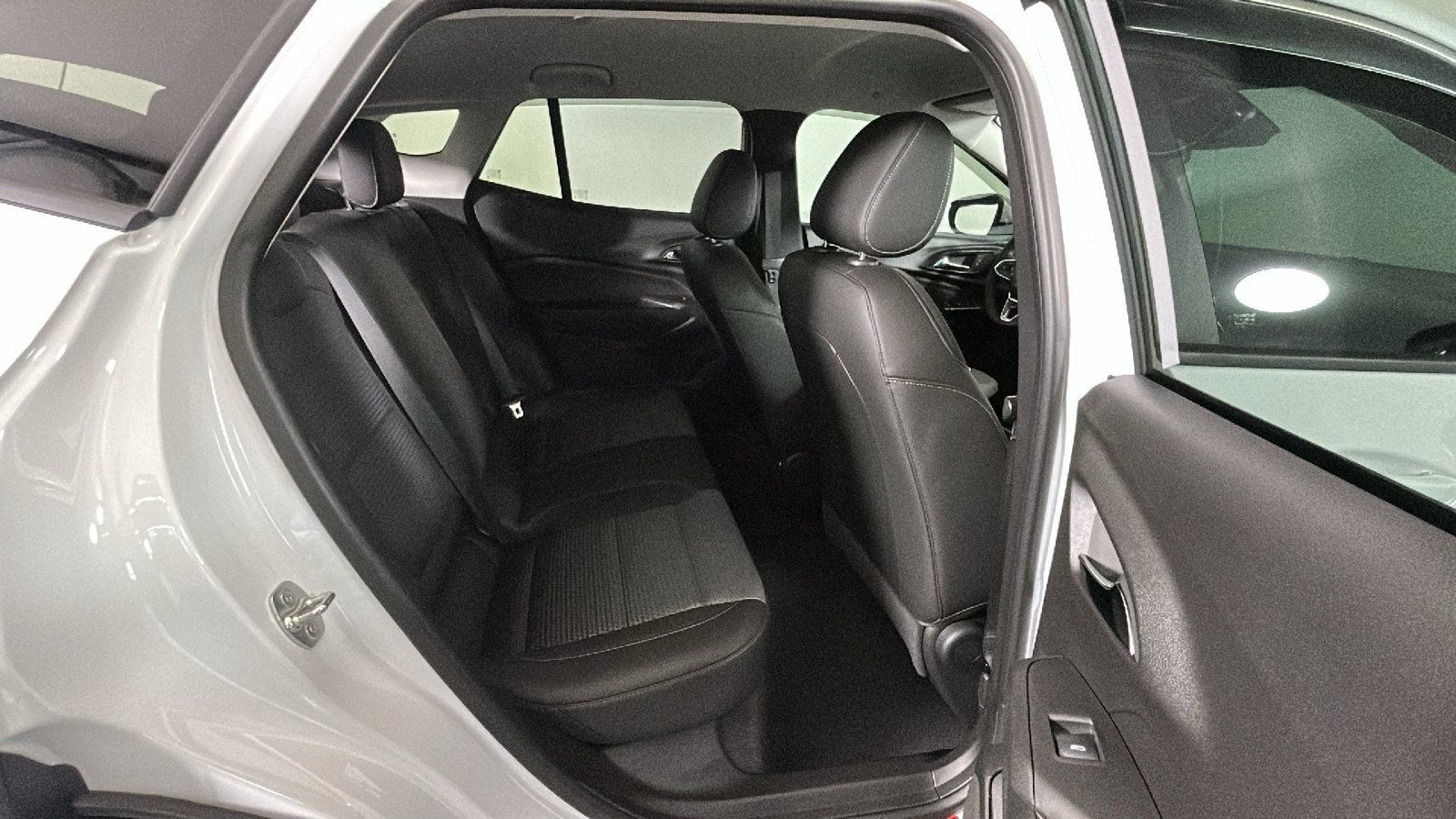 Used 2024 Chevrolet Trax LT w/ LT Convenience Package FWD image 34