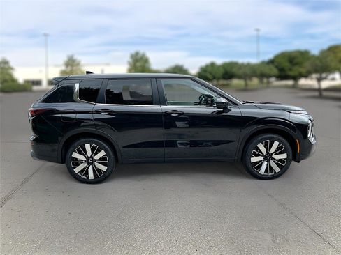 New 2025 Mitsubishi Outlander SE image 8