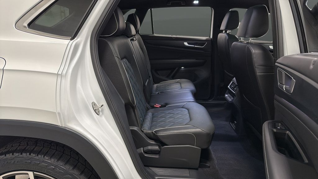 Used 2025 Volkswagen Atlas Cross Sport SEL Premium R-Line AWD/4WD image 25