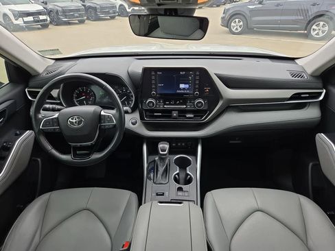 Used 2021 Toyota Highlander XLE FWD image 14