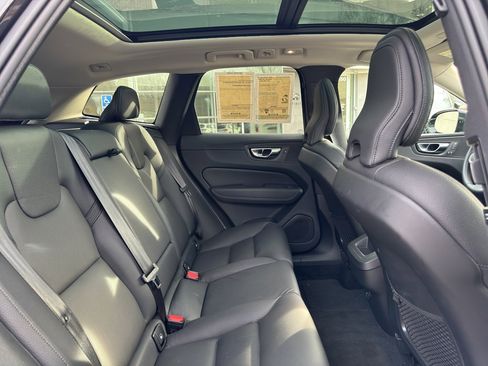 Certified 2022 Volvo XC60 B5 Momentum w/ Climate Package image 32