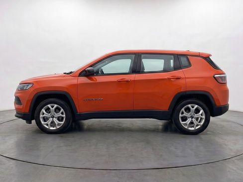 Used 2025 Jeep Compass Latitude AWD/4WD image 5