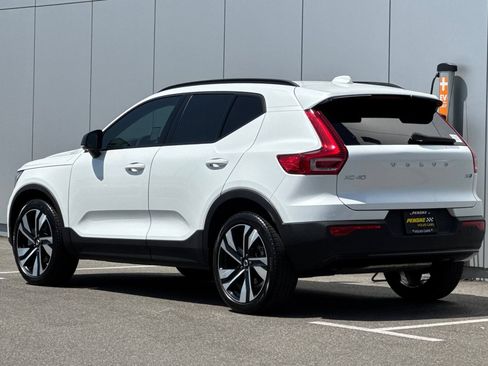 Used 2024 Volvo XC40 B5 Ultimate w/ Protection Package Premier AWD/4WD image 3