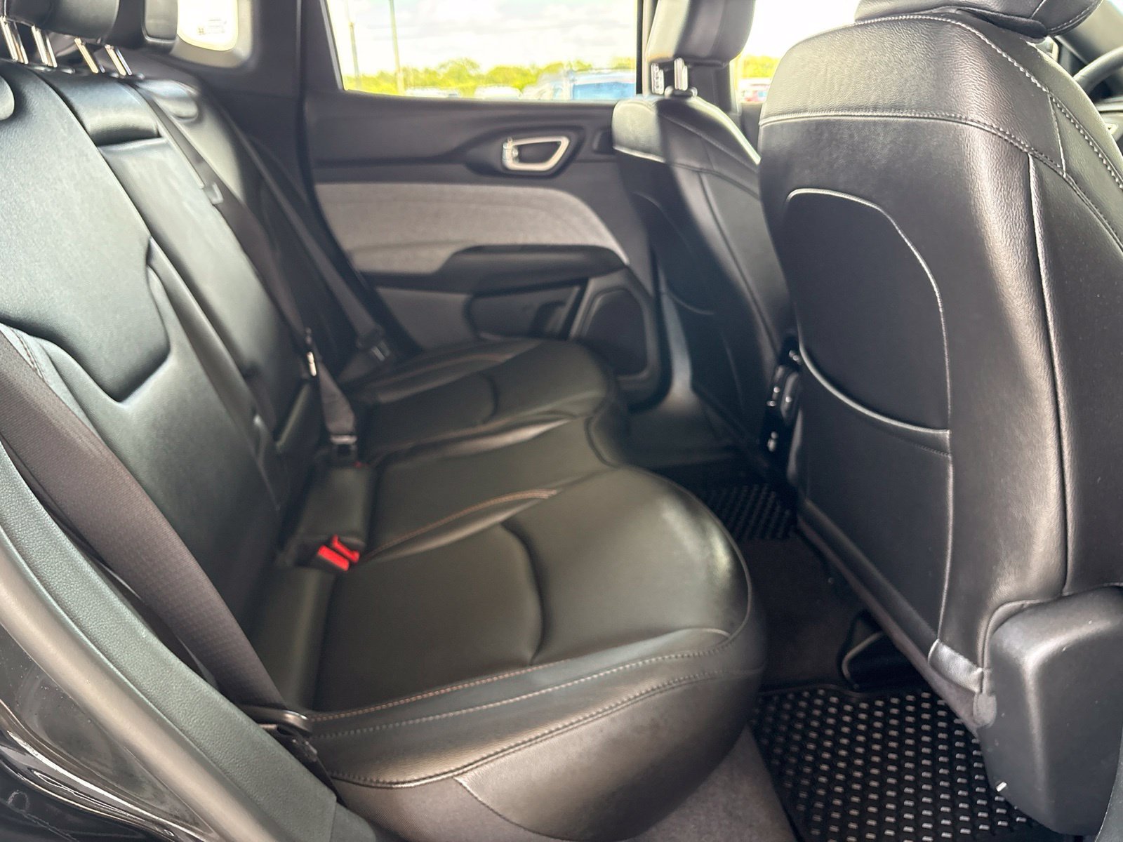 Used 2024 Jeep Compass Latitude w/ Sun and Sound Group AWD/4WD image 18