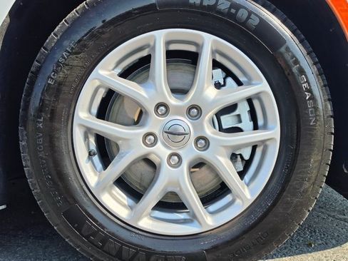Used 2024 Chrysler Pacifica Touring-L FWD image 9