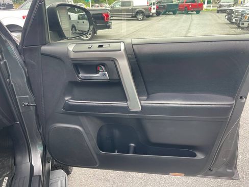 Used 2017 Toyota 4Runner SR5 AWD/4WD image 38