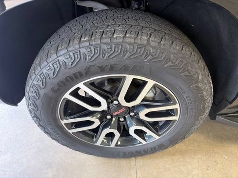 Used 2024 GMC Yukon XL AT4 AWD/4WD image 9