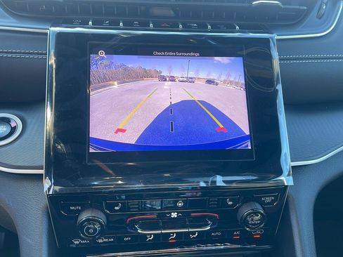 New 2025 Jeep Grand Cherokee Altitude image 17