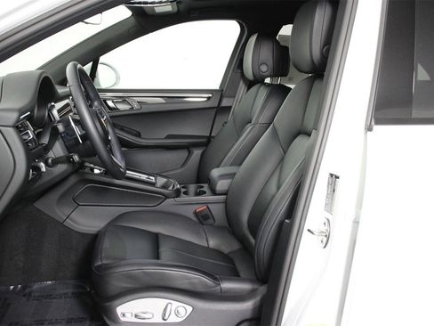 Used 2025 Porsche Macan image 5