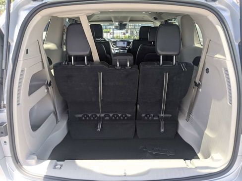 Used 2024 Chrysler Pacifica Touring-L FWD image 13