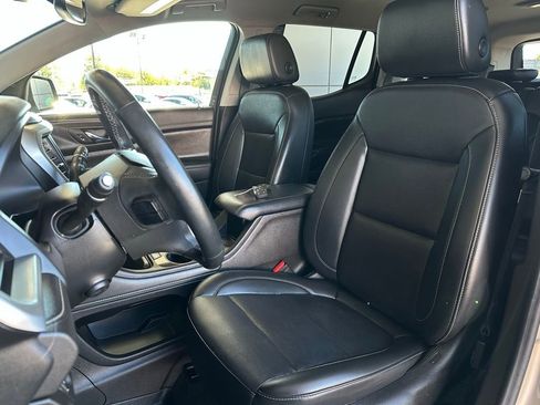 Certified 2023 GMC Acadia SLT w/ Preferred Package image 14