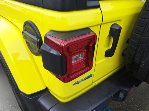 Used 2022 Jeep Wrangler Unlimited Sahara w/ Cold Weather Group AWD/4WD image 32