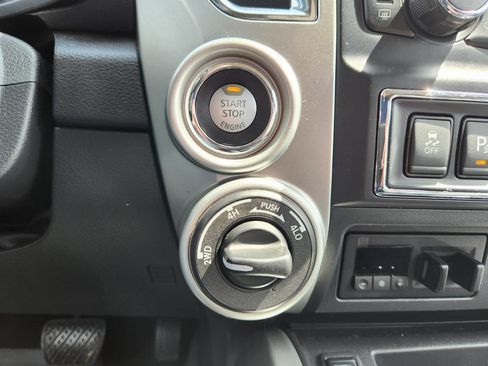 Used 2018 Nissan Titan SL w/ Chrome Package AWD/4WD image 25