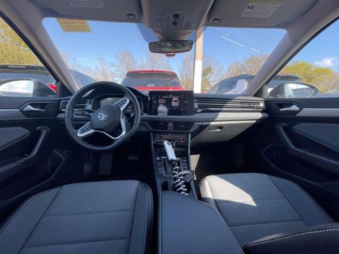Used 2025 Volkswagen Jetta SE image 34