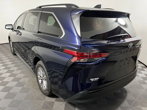 Used 2021 Toyota Sienna XLE image 7