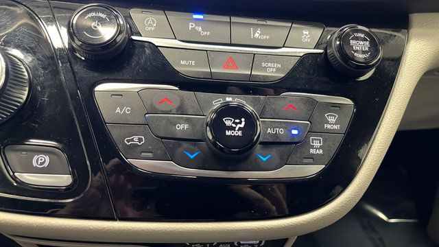 Used 2024 Chrysler Pacifica Touring-L FWD image 17