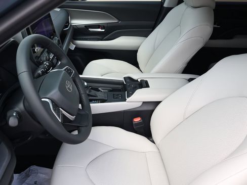 New 2026 Toyota Grand Highlander FWD image 13
