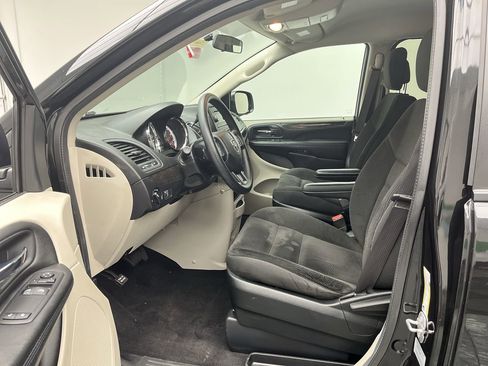 Used 2017 Dodge Grand Caravan SE image 3