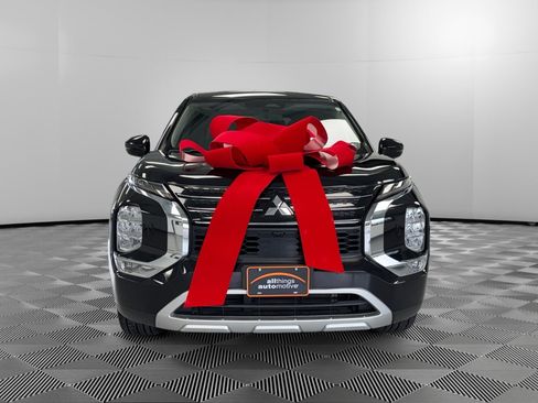 Used 2023 Mitsubishi Outlander SE image 3