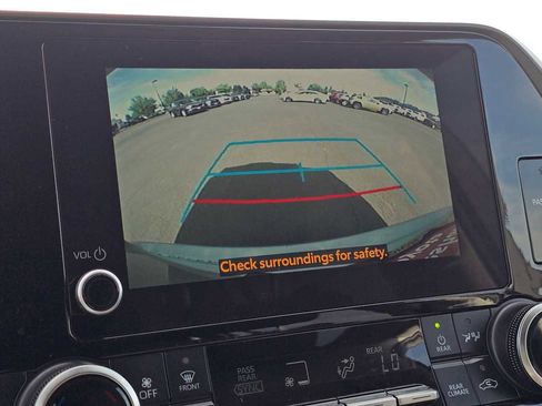 Used 2023 Toyota Highlander LE AWD/4WD image 31