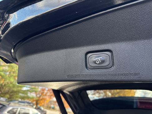 Used 2017 Ford Explorer XLT w/ Equipment Group 202A image 10