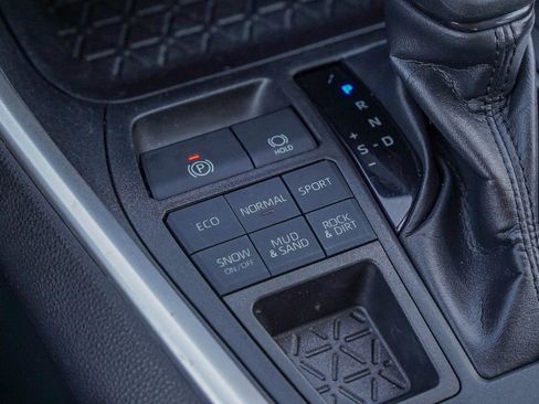 Used 2019 Toyota RAV4 LE image 16