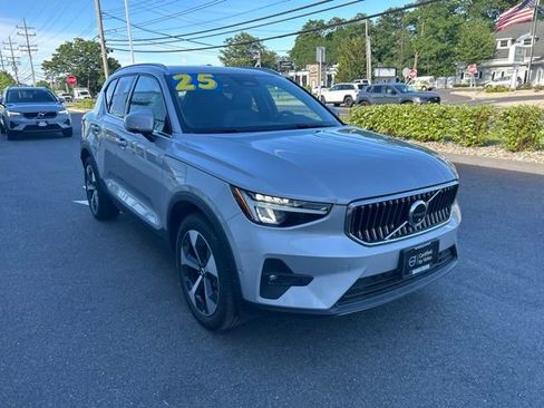 Used 2025 Volvo XC40 B5 Plus AWD/4WD image 6