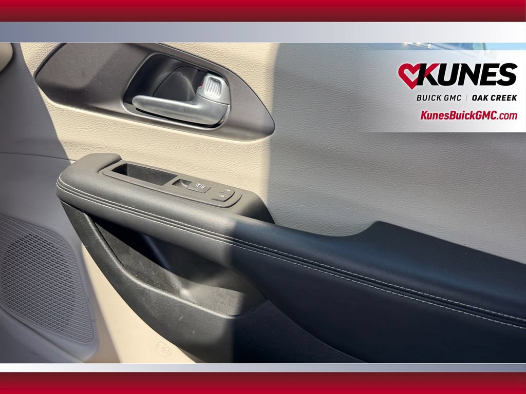 Used 2024 Chrysler Pacifica Touring-L FWD image 33