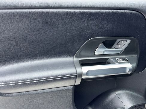 Used 2021 Mercedes-Benz GLB 250 w/ Premium Package image 39