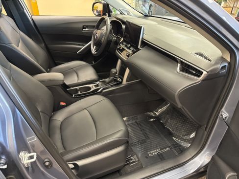 Used 2023 Toyota Corolla Cross XLE w/ Convenience Package image 16