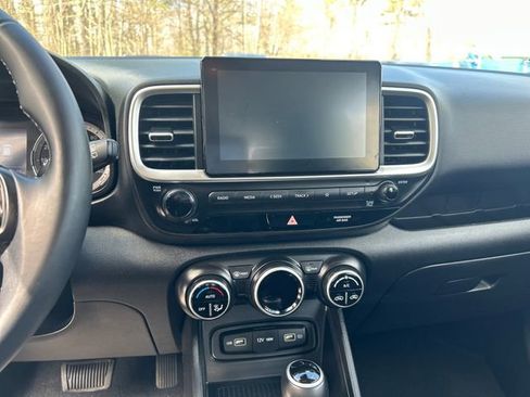 Certified 2022 Hyundai Venue SEL FWD image 17