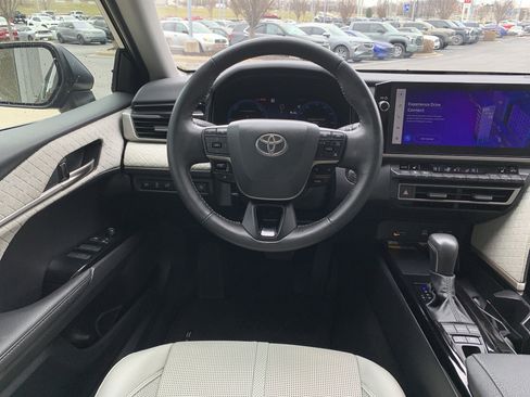 Used 2025 Toyota Camry XLE image 13