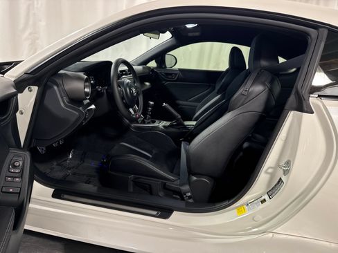 Used 2025 Toyota GR86 Premium w/ ALL Weather Mat Package (TMS) RWD image 3