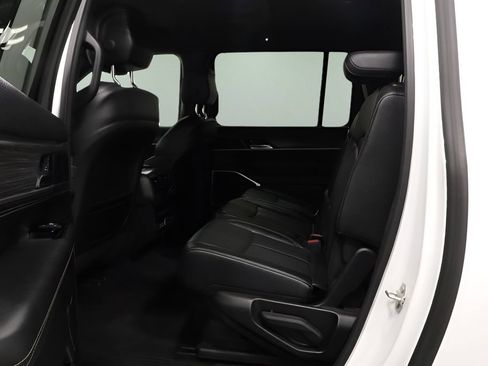 Used 2024 Jeep Wagoneer L Series II w/ Flexible Seating Group AWD/4WD image 11