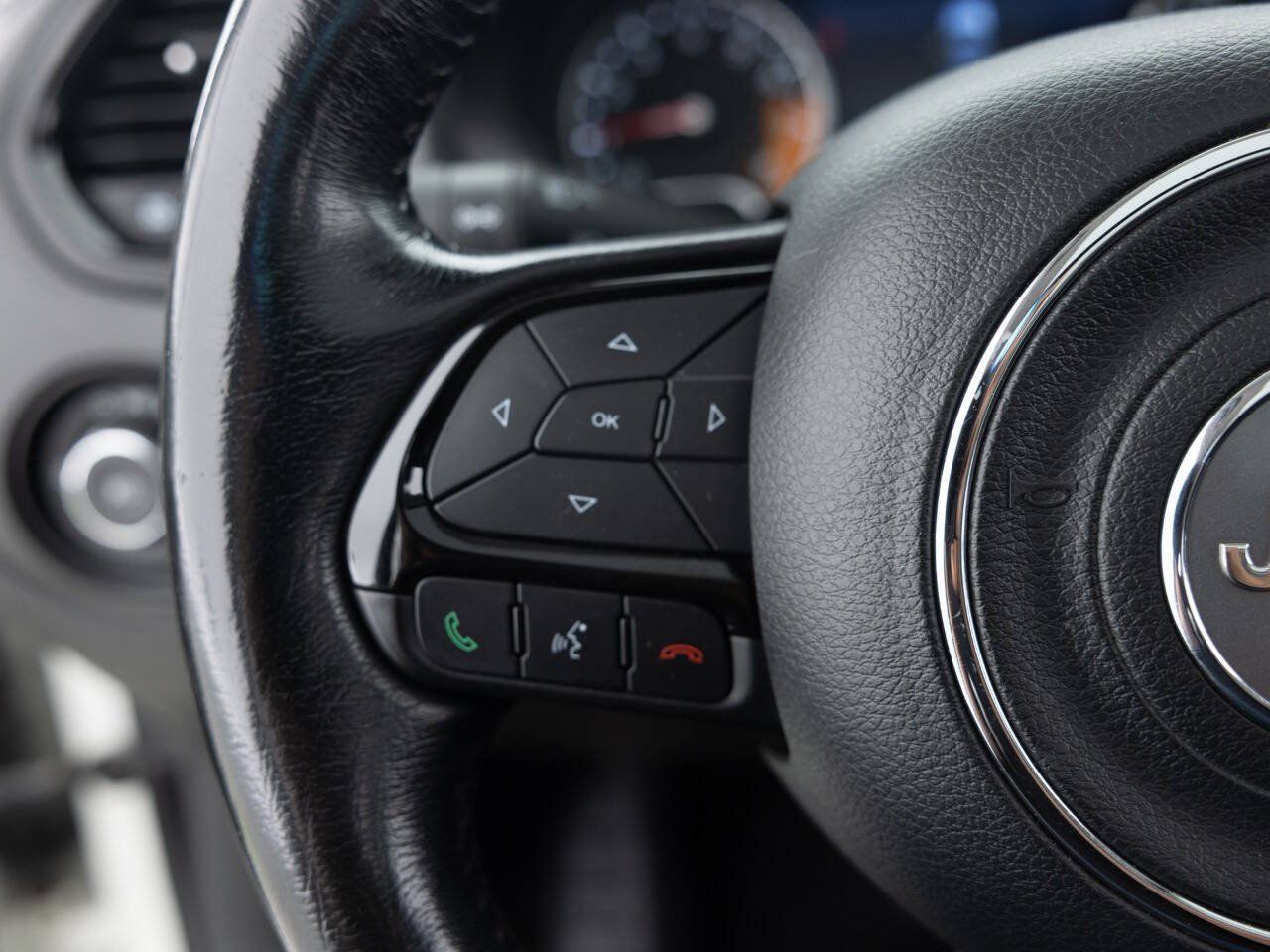 Used 2018 Jeep Renegade Altitude w/ UConnect 8.4 Nav Group AWD/4WD image 38