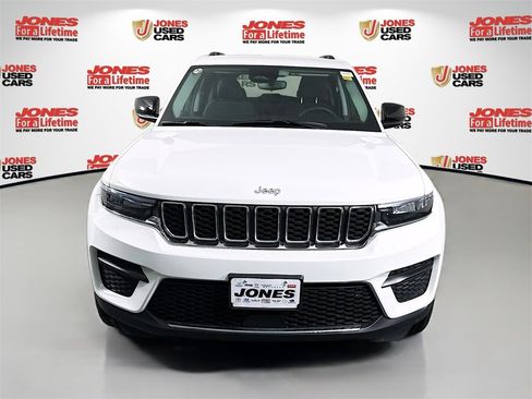 Used 2023 Jeep Grand Cherokee Laredo image 12