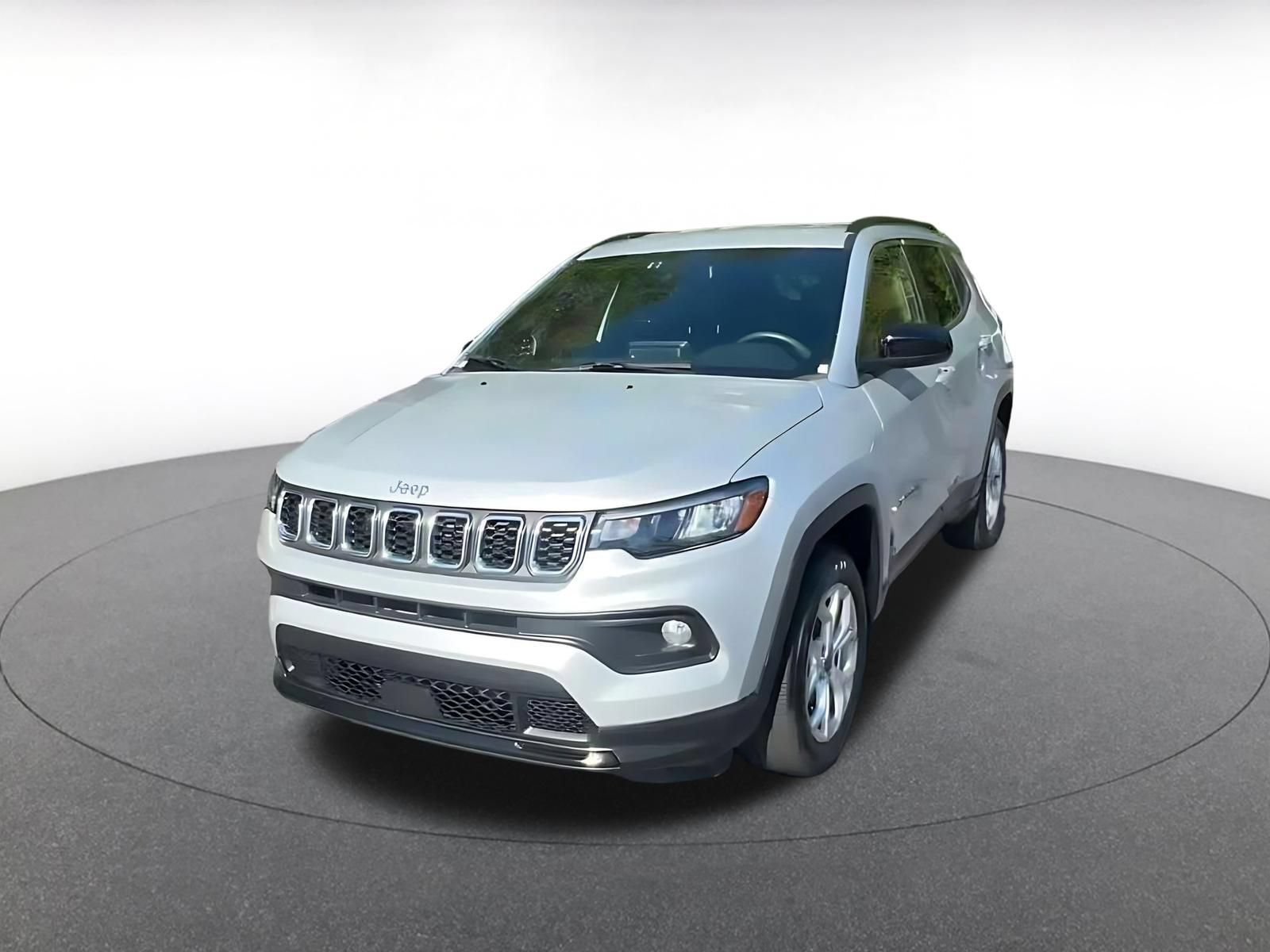 Used 2025 Jeep Compass Latitude AWD/4WD image 6