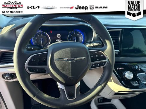 Used 2024 Chrysler Pacifica Touring-L FWD image 15