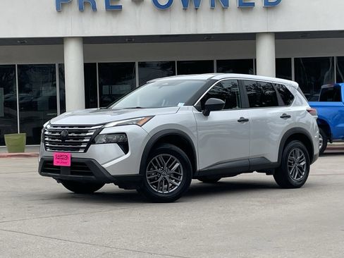 Used 2024 Nissan Rogue S image 2