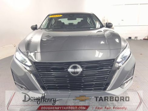 Used 2025 Nissan Altima 2.5 SV FWD image 2